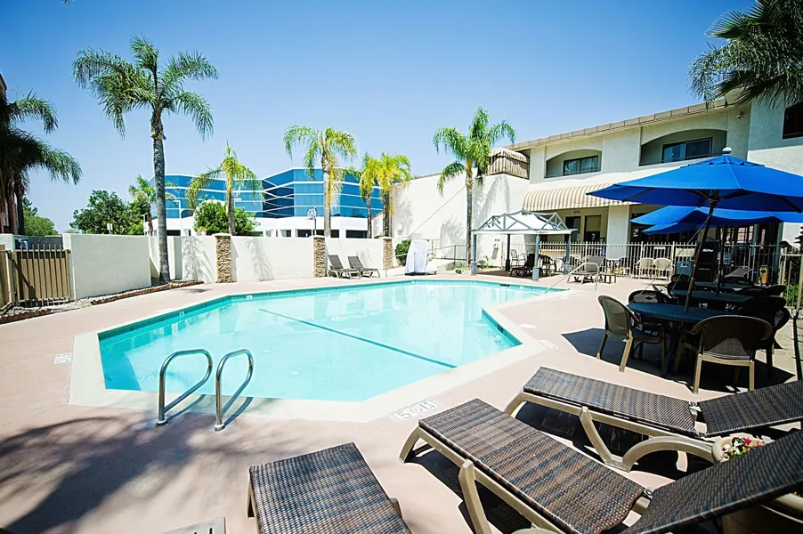 Hotel d’Lins Ontario Airport hotel detail image 2