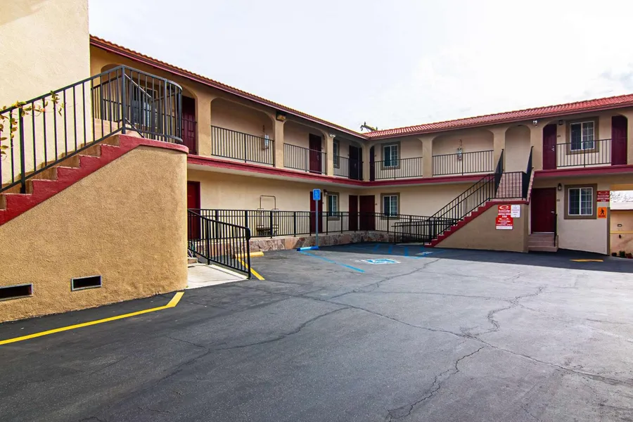 Econo Lodge Long Beach I-405 hotel detail image 2