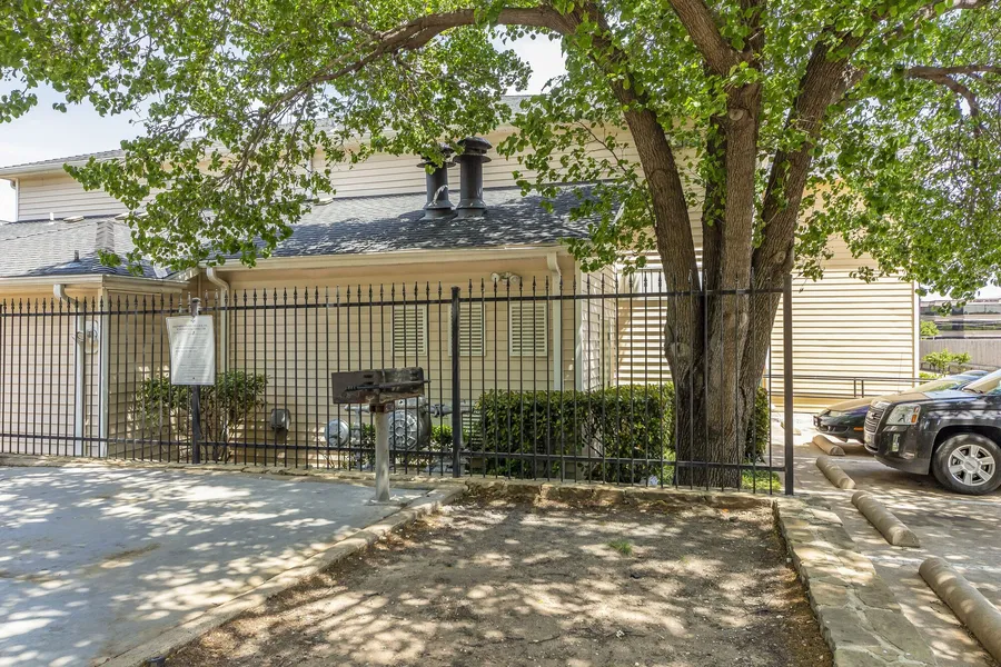 HomeTowne Studios By Red Roof Dallas - North Addison/ Tollway hotel detail image 2