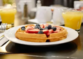 Ramada by Wyndham Savannah Gateway hotel thumbnail 2