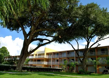 Howard Johnson by Wyndham Tropical Palms Kissimmee hotel thumbnail 4