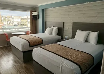 Dolphin Inn hotel thumbnail 2