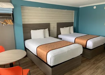 Dolphin Inn hotel thumbnail 5
