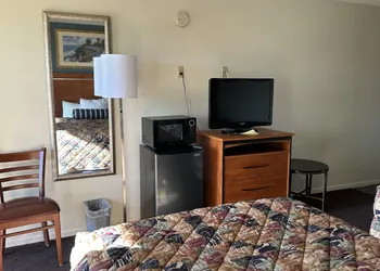 Economy Inn hotel thumbnail 3