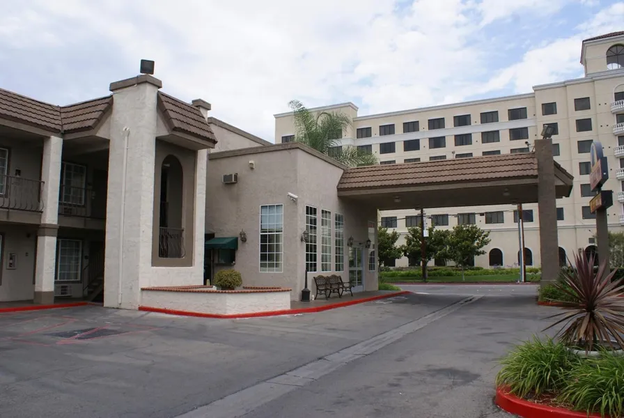 Queens Inn Anaheim hotel detail image 2