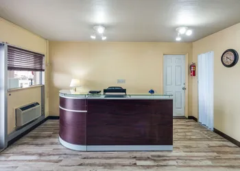 Econo Lodge hotel thumbnail 8