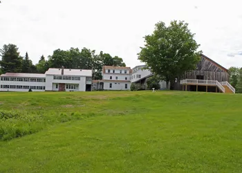 Lake Shore Farm Inn hotel thumbnail 2