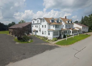 Lake Shore Farm Inn hotel thumbnail 3