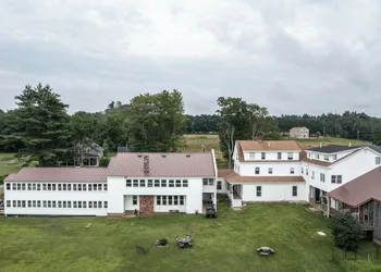 Lake Shore Farm Inn hotel thumbnail 5