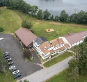 Lake Shore Farm Inn hotel detail image 7