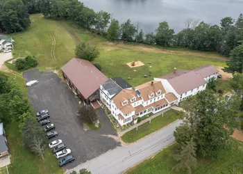 Lake Shore Farm Inn hotel thumbnail 7
