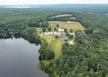 Lake Shore Farm Inn hotel thumbnail 8