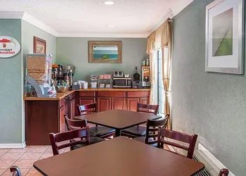 Super 8 by Wyndham Kinder LA hotel thumbnail 2