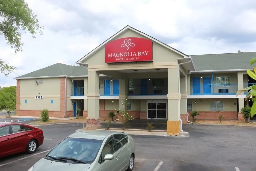 Magnolia Bay Hotel & Suites hotel detail image 2