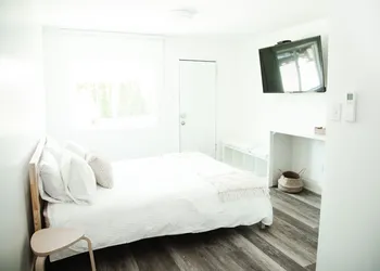 Naramata Courtyard Suites hotel thumbnail 3