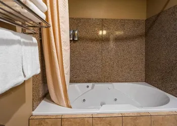 Crandon Inn and Suites hotel thumbnail 6