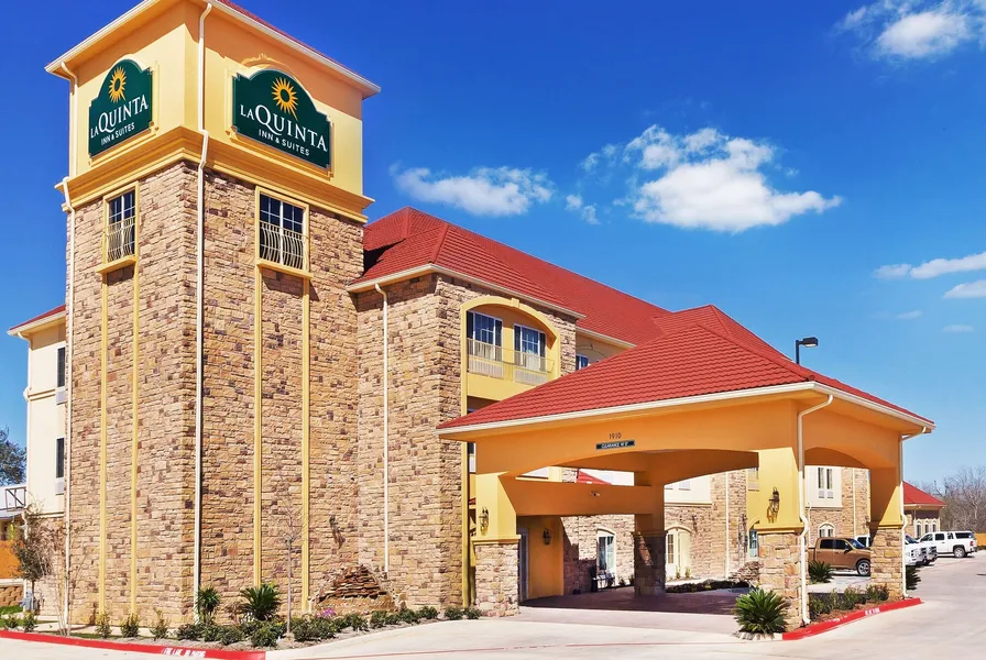 La Quinta Inn & Suites by Wyndham Floresville hotel detail image 2