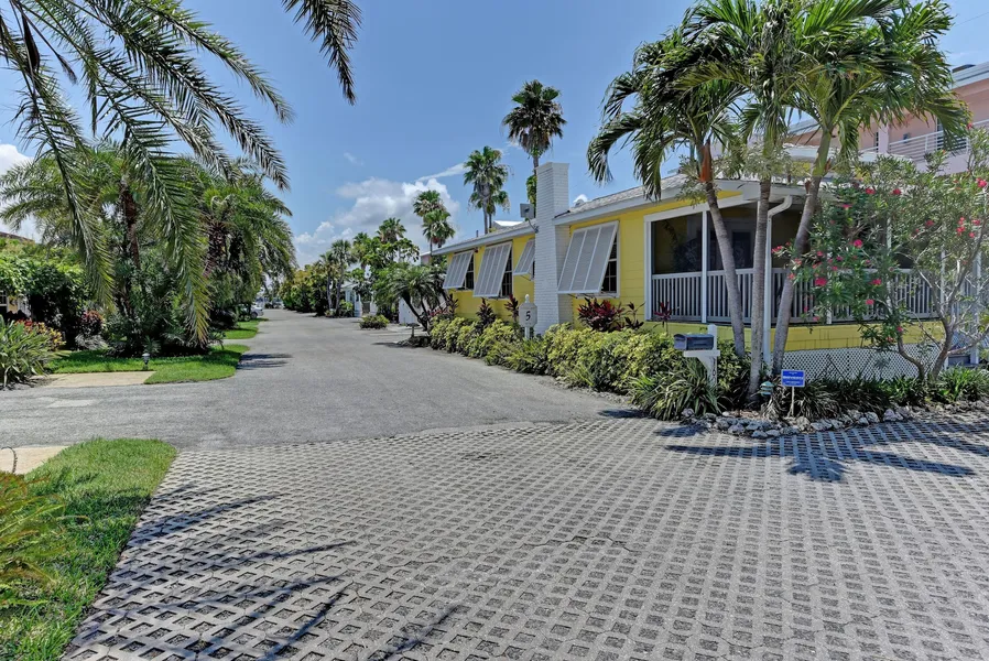 Tradewinds Beach Resort hotel detail image 2