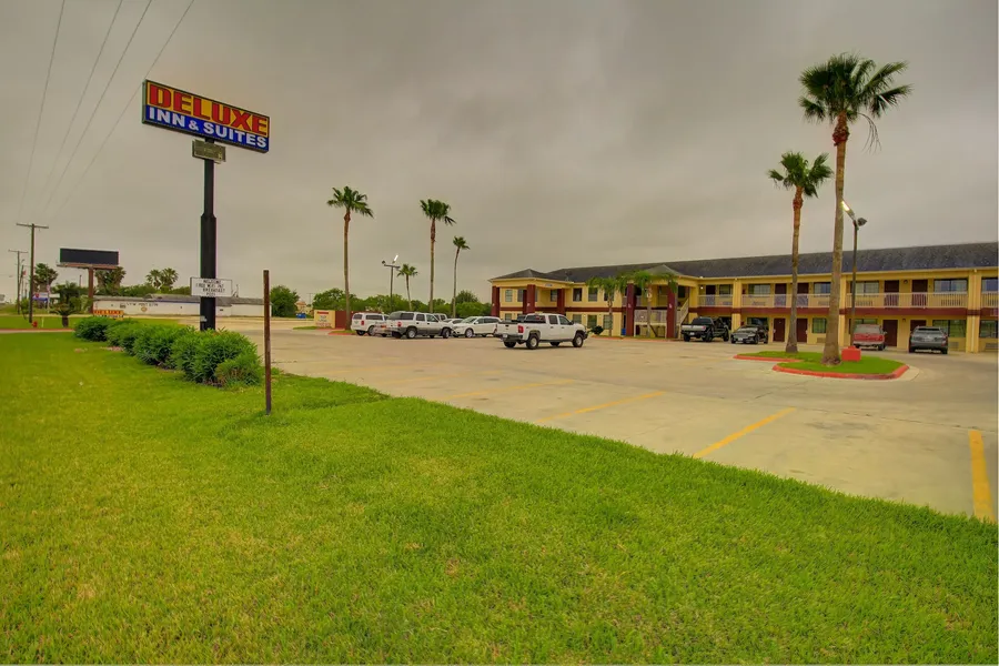 Deluxe Inn & Suites hotel detail image 6