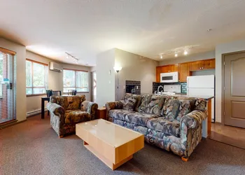 Town Plaza Suites by Golden Dreams hotel thumbnail 2