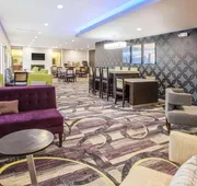 La Quinta Inn & Suites by Wyndham Elkhart hotel detail image 4
