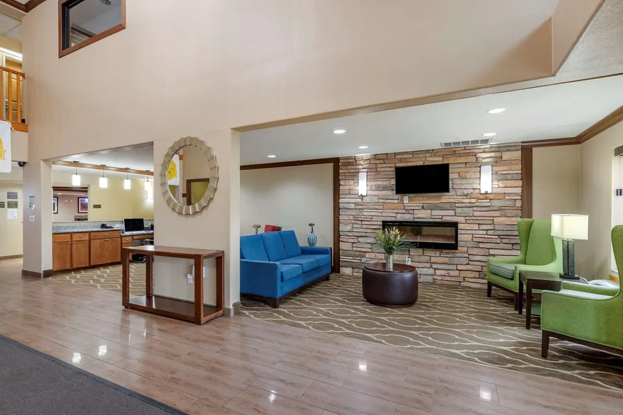 Comfort Inn & Suites Cedar Rapids North - Collins Road hotel detail image 6