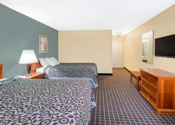 Days Inn & Suites by Wyndham Kalamazoo hotel thumbnail 2