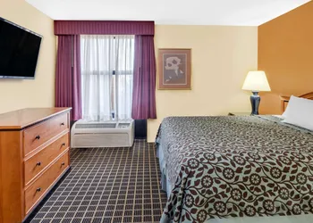 Days Inn & Suites by Wyndham Kalamazoo hotel thumbnail 3
