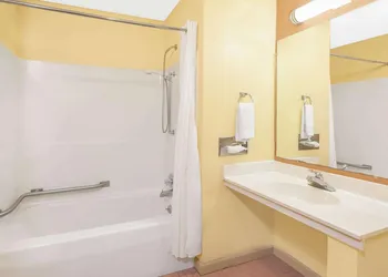 Days Inn & Suites by Wyndham Kalamazoo hotel thumbnail 5