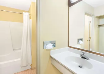 Days Inn & Suites by Wyndham Kalamazoo hotel thumbnail 6