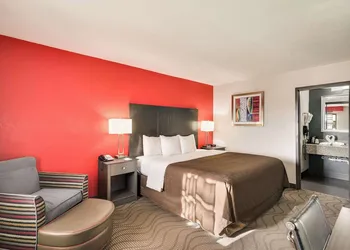 Clarion Inn & Suites Russellville I-40 hotel thumbnail 8
