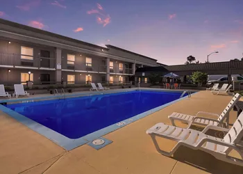 Clarion Inn & Suites Russellville I-40 hotel thumbnail 3
