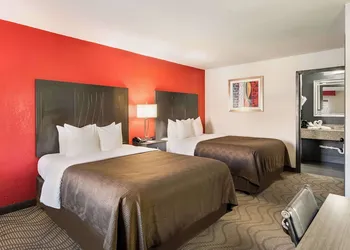 Clarion Inn & Suites Russellville I-40 hotel thumbnail 8