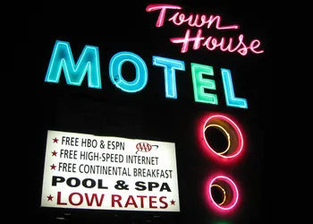 Town House Motel hotel thumbnail 3