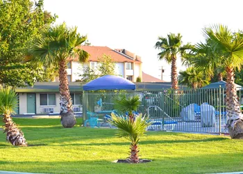 Town House Motel hotel thumbnail 4