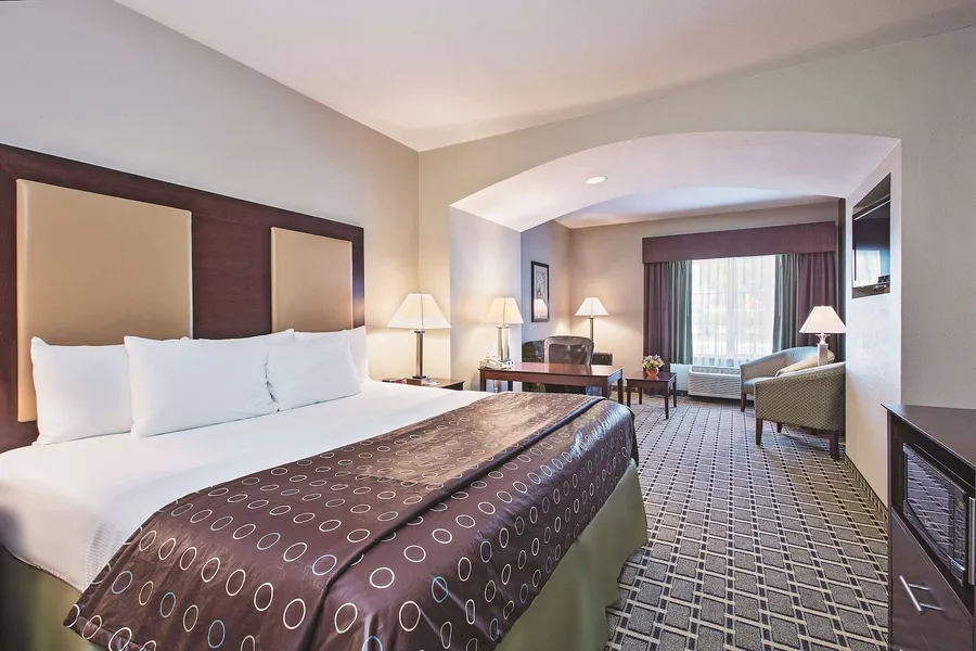 La Quinta Inn & Suites by Wyndham Lancaster hotel detail image 6