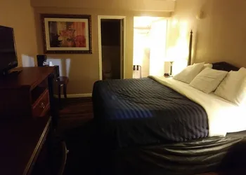 Days Inn by Wyndham Hot Springs hotel thumbnail 4
