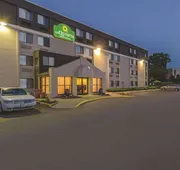La Quinta Inn & Suites by Wyndham Warwick Providence Airport hotel detail image 3