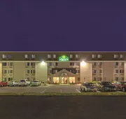 La Quinta Inn & Suites by Wyndham Warwick Providence Airport hotel detail image 4