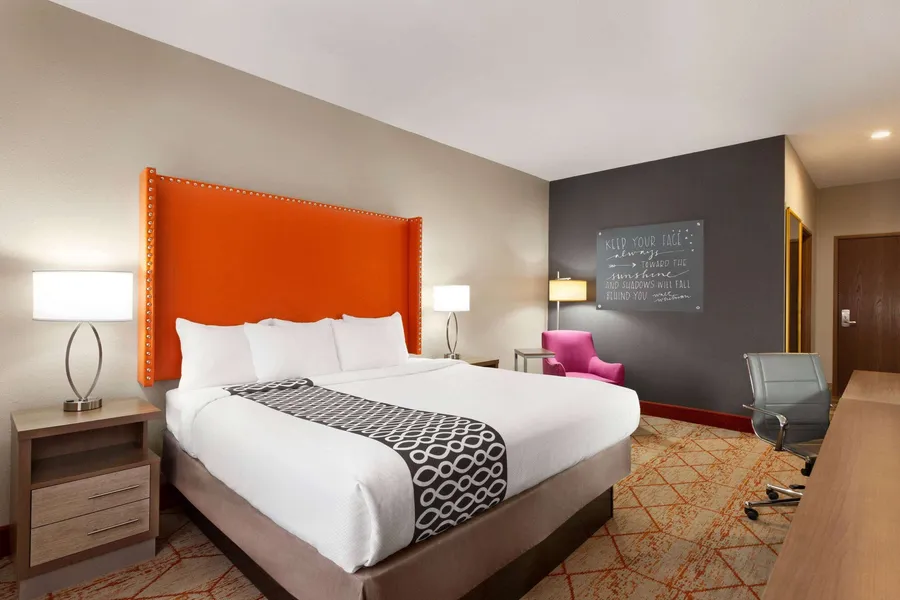 La Quinta Inn & Suites by Wyndham Lackawanna hotel detail image 6