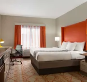 La Quinta Inn & Suites by Wyndham Lackawanna hotel detail image 7
