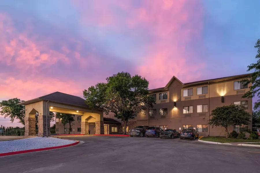 Comfort Suites Omaha East-Council Bluffs hotel detail image 2