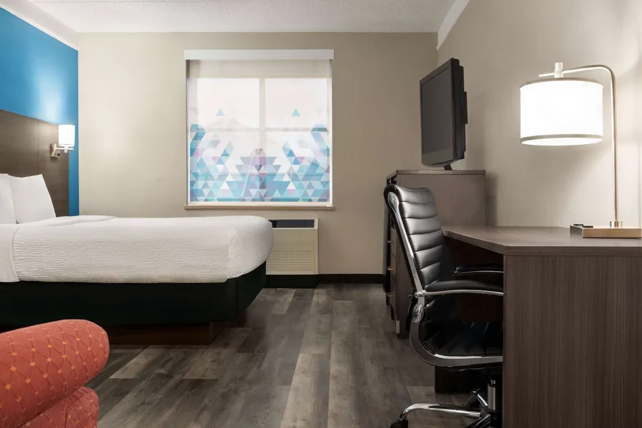 La Quinta Inn & Suites by Wyndham Madison American Center hotel detail image 6