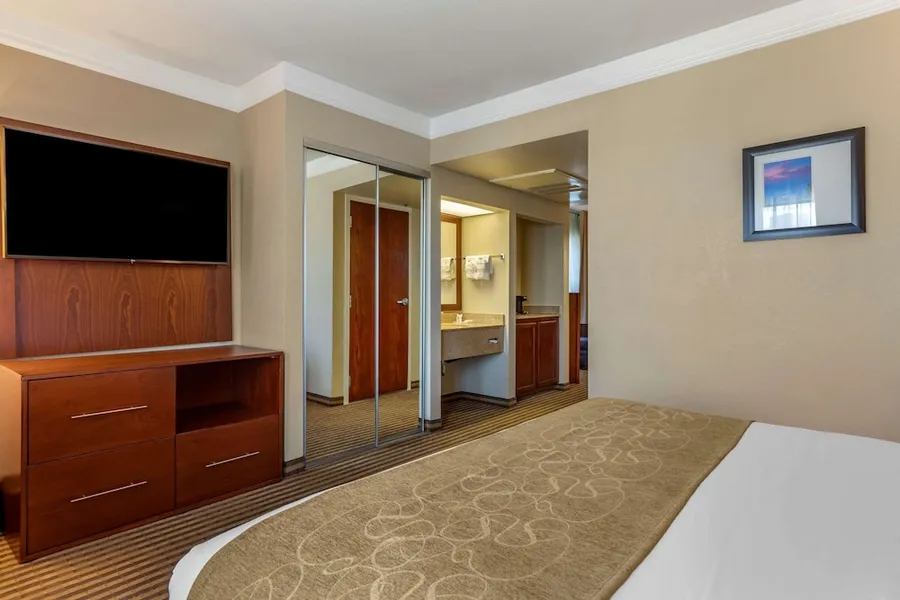 Comfort Suites Visalia Convention Center hotel detail image 6