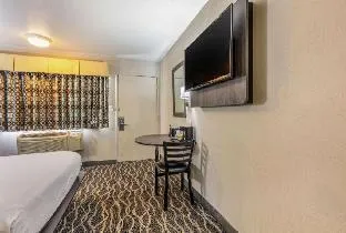 Econo Lodge hotel thumbnail 5