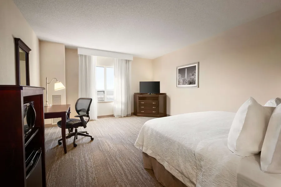 Hampton Inn & Suites Washington-Dulles International Airport hotel detail image 6
