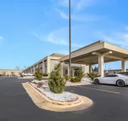 Clarion Inn & Suites Grand Rapids Airport hotel detail image 3