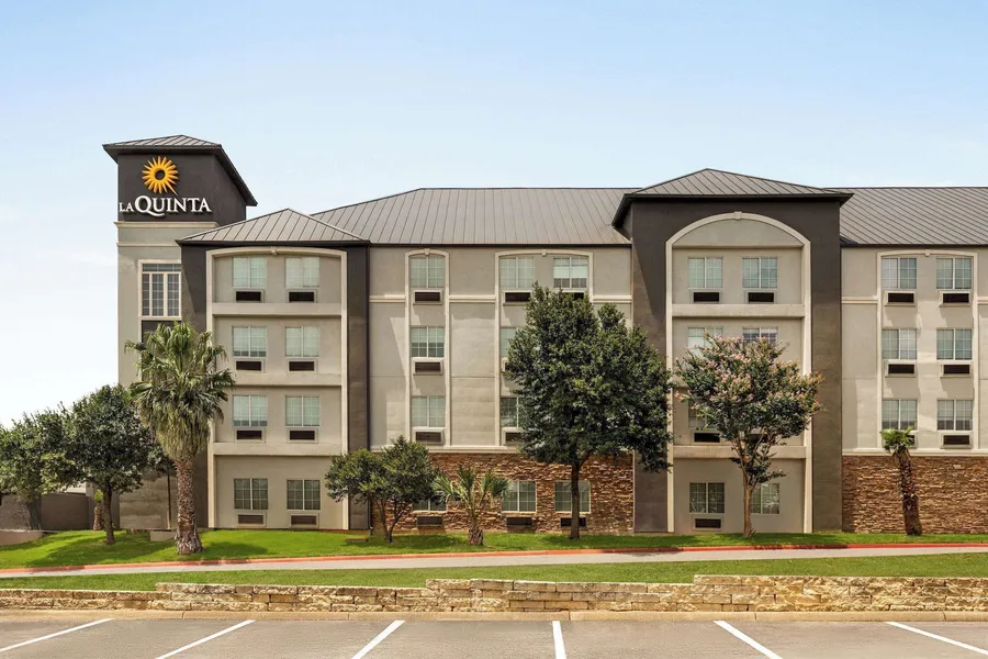 La Quinta Inn & Suites by Wyndham San Antonio N Stone Oak hotel detail image 2