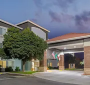La Quinta Inn & Suites by Wyndham Visalia/Sequoia Gateway hotel detail image 3