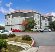 La Quinta Inn & Suites by Wyndham Visalia/Sequoia Gateway hotel detail image 4